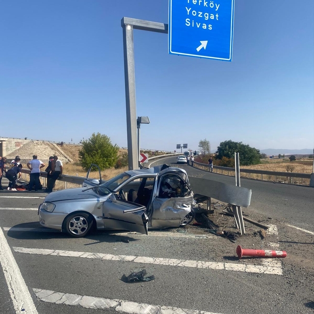 Otomobil, bariyerlere çarptı: 1 ölü, 4 yaralı