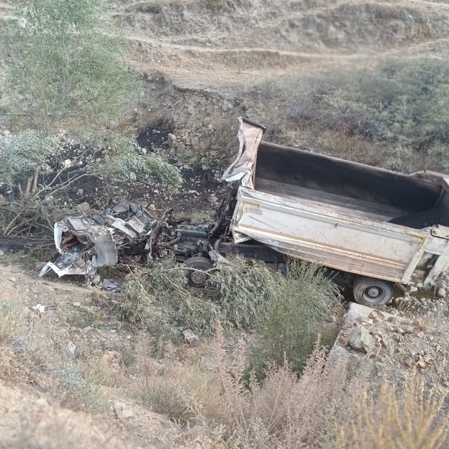 Erzurum'da şarampole devrilen kamyonun sürücüsü ağır yaralandı