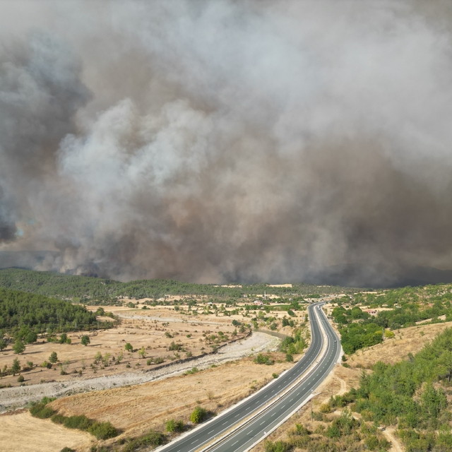 Kastamonu'daki orman yangınına müdahale sürüyor; bölge dronla görüntülendi