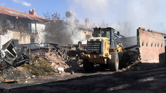 Kütahya'da köyde çıkan yangında 3 ev kullanılamaz hale geldi