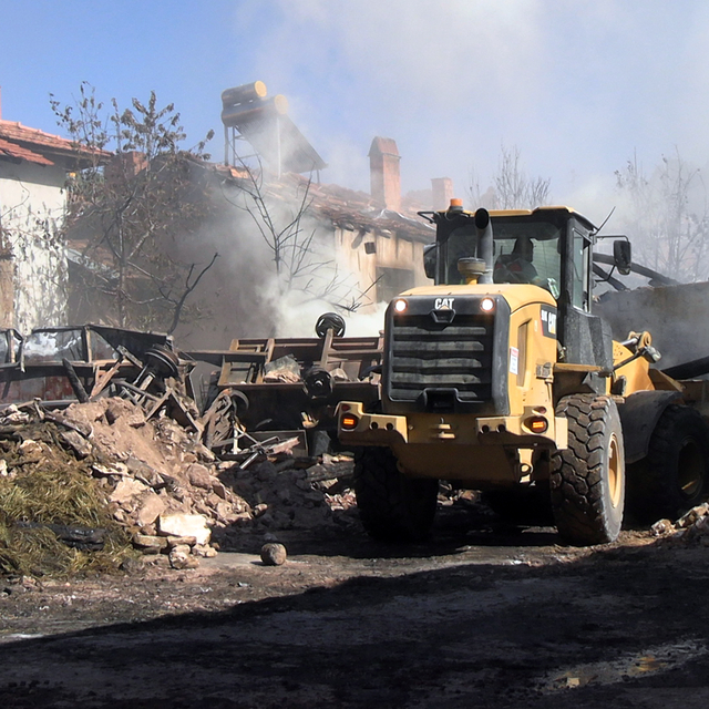 Kütahya'da köyde çıkan yangında 3 ev kullanılamaz hale geldi