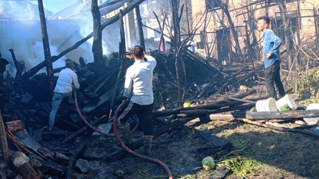 Otomobilden sıçrayan alevler, 3 evi yaktı