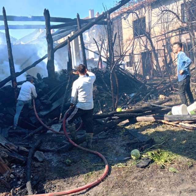 Otomobilden sıçrayan alevler, 3 evi yaktı