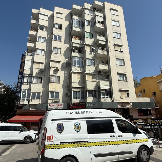 Antalya'da bir kişi yalnız yaşadığı evinde ölü bulundu