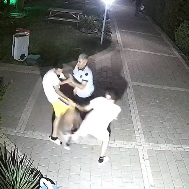 Oğluyla kavga eden çocuğu darbetti; o anlar kamerada