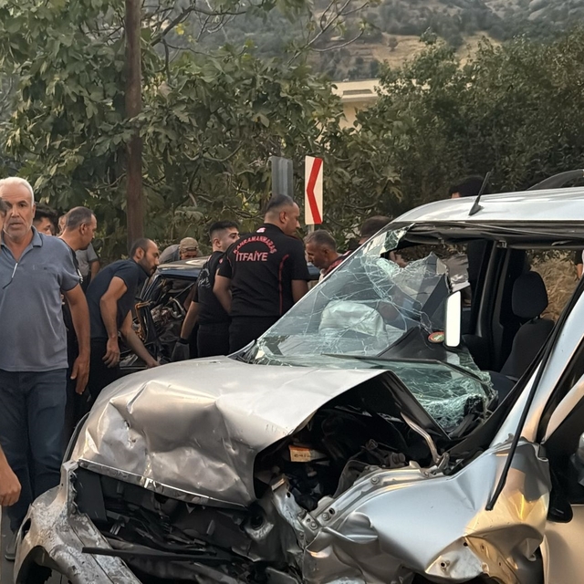 Kahramanmaraş'ta 3 aracın karıştığı kazada 6 kişi yaralandı