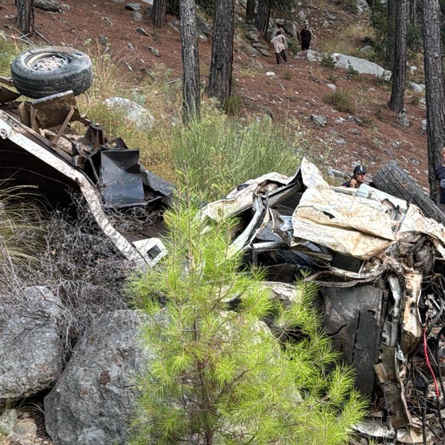 Antalya'da uçuruma yuvarlanan kamyonetin sürücüsü yaşamını yitirdi