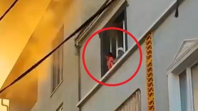 Evde çıkan yangında önce çocuğunu, sonra kendisini 3'üncü kattan attı; o anlar kamerada