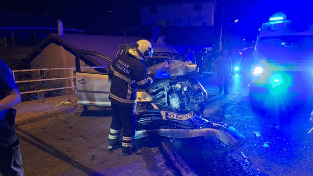 Tokat'ta elektrik direğine çarpan araçtaki 3 kişi yaralandı