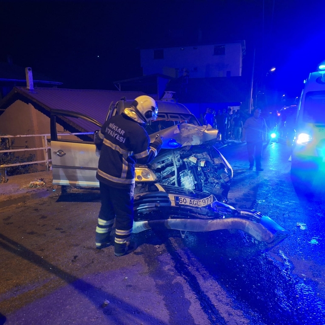 Tokat'ta elektrik direğine çarpan araçtaki 3 kişi yaralandı