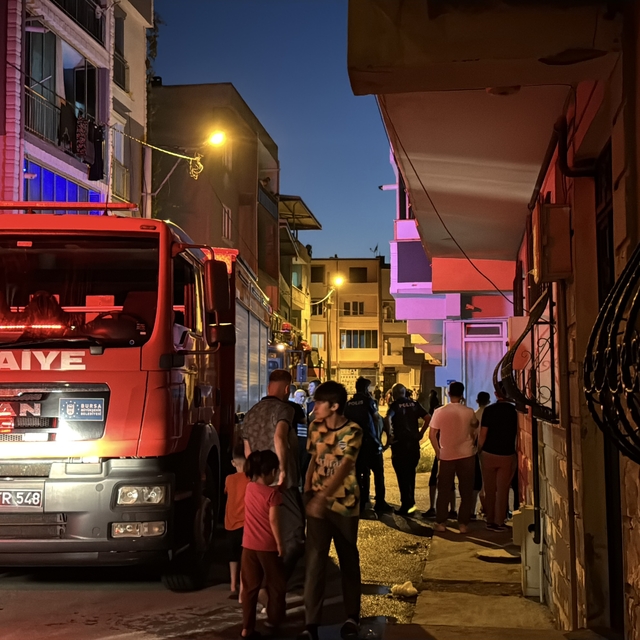 Bursa'da 3 katlı binada çıkan yangın söndürüldü