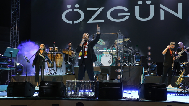 Şarkıcı Özgün Uğurlu, Eskişehir'de konser verdi