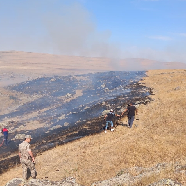 Kars'ta çıkan anız yangını söndürüldü