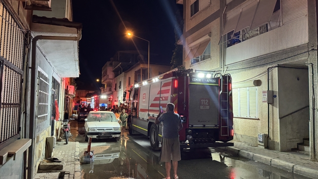İzmir'de yangın çıkan ev kullanılamaz hale geldi