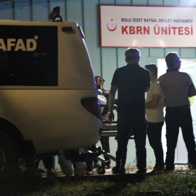 Yabancı plakalı otomobilin yakıt deposundan şüpheli madde çıktı; 9 polis ze...