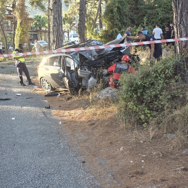 Muğla'da otomobil, ağaca çaptı: 1 ölü, 1 yaralı