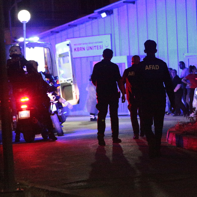 Bolu'da 9 polis aracın yakıt deposundaki şüpheli maddeyi inceledikleri esna...