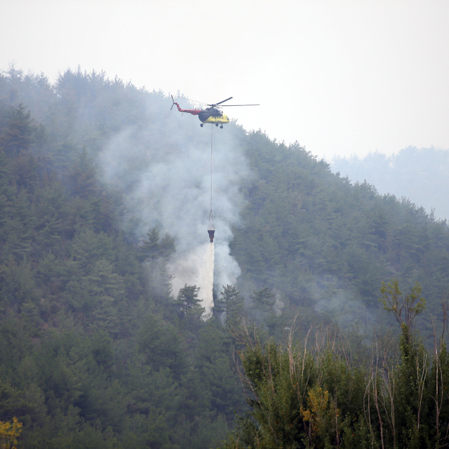 Kastamonu-Karabük sınırındaki iki orman yangınına müdahale sürüyor