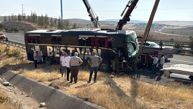 Şanlıurfa'da yolcu otobüsü devrildi: 27 yaralı