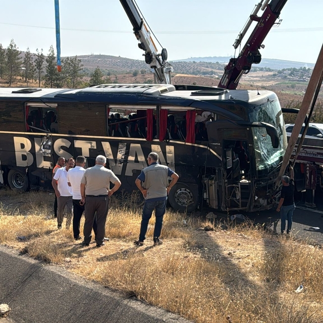 Şanlıurfa'da yolcu otobüsü devrildi: 27 yaralı