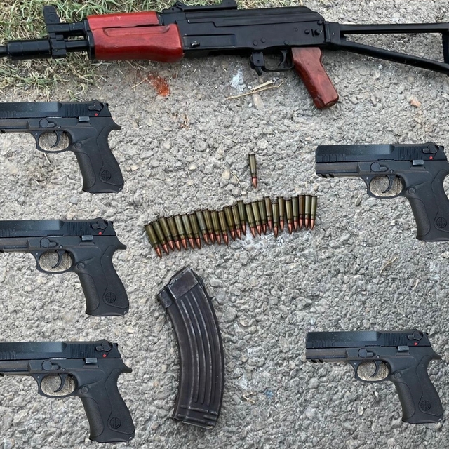 Adana'da polisten kaçarken bisikletli çocuğa çarpan hafif ticari araçtaki 2...