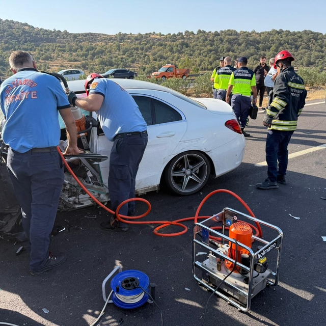 Gaziantep'te otomobil ile tırın çarpıştığı kazada 1 kişi öldü, 2 kişi yaral...