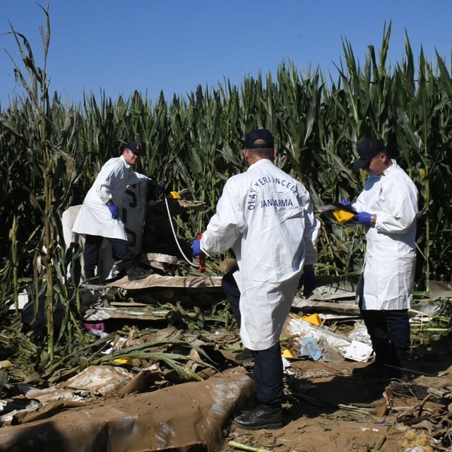 İzmir'de eğitim uçağı düştü; pilot hayatını kaybetti (3)