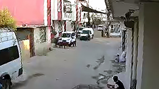 Sürücüsünün 'dur' ihtarına uymadığı araçtan 5 tabanca ve 1 Kalaşnikof çıktı