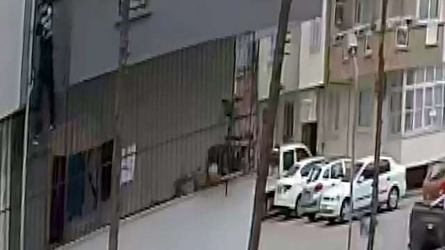Motokurye, yağmur suyu tahliye borusundan tırmandığı daireden cep telefonu ve cüzdan çaldı