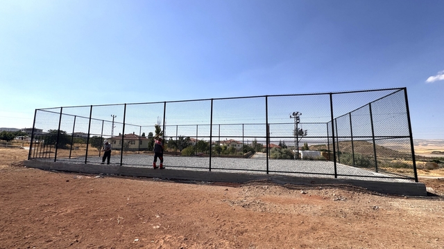 Melikgazi Belediyesi 3 mahalleye futbol sahası yapıyor