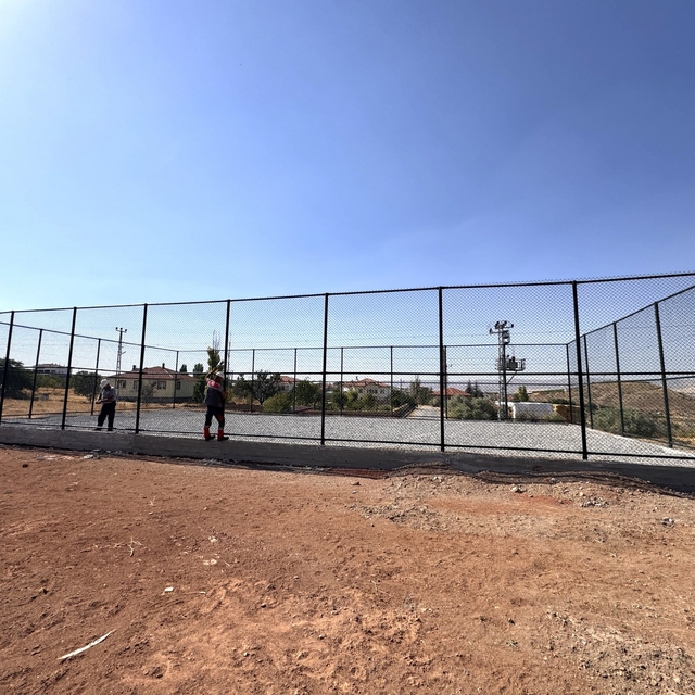 Melikgazi Belediyesi 3 mahalleye futbol sahası yapıyor