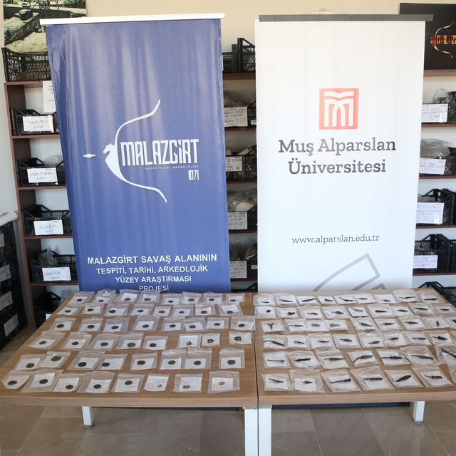 "Malazgirt"in izini süren uzmanlar 1000'in üzerinde metal savaş objesi buld...