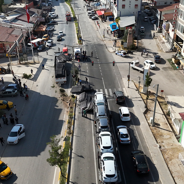 Malatya'da refüje çarpan tırda maddi hasar oluştu