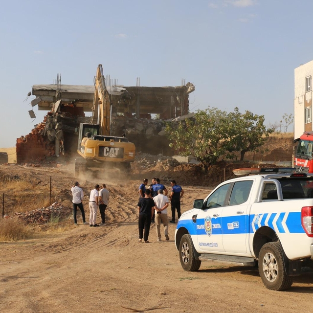 Batman'da 2 katlı kaçak yapının yıkımı gerçekleştirildi