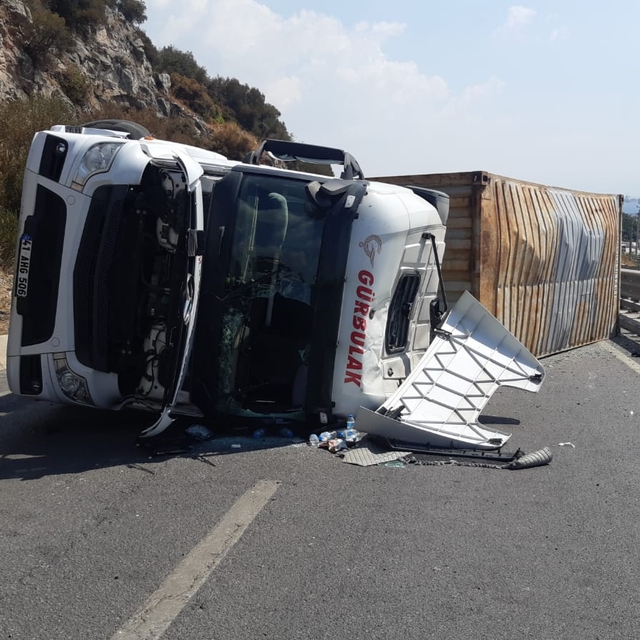 Yağ yüklü TIR devrildi; yol ulaşıma kapandı