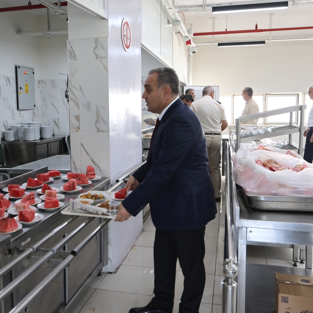 ERÜ Rektörü Prof. Dr. Altun, Tıp Fakültesi öğrencileriyle bir araya geldi