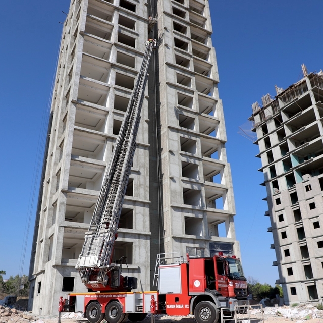Mersin'de inşaatın 13. katındaki iskelede mahsur kalan 2 işçiyi itfaiye kur...
