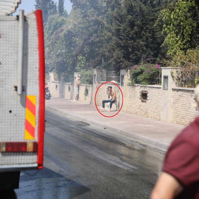 Benzin döküp evi ateşe verdi, oturup yangını izledi