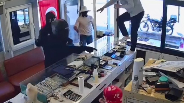 Kuyumcu, silahlı soyguncuları bıçak çekerek uzaklaştırdı