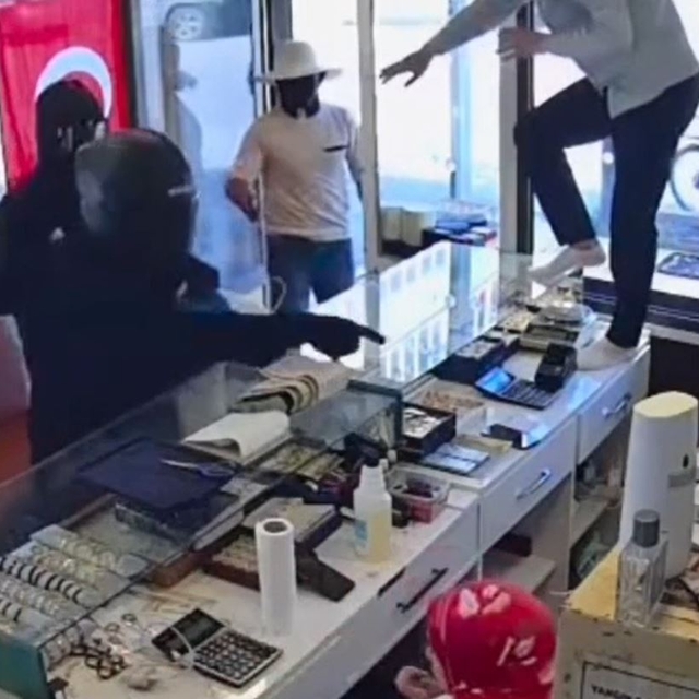 Kuyumcu, silahlı soyguncuları bıçak çekerek uzaklaştırdı