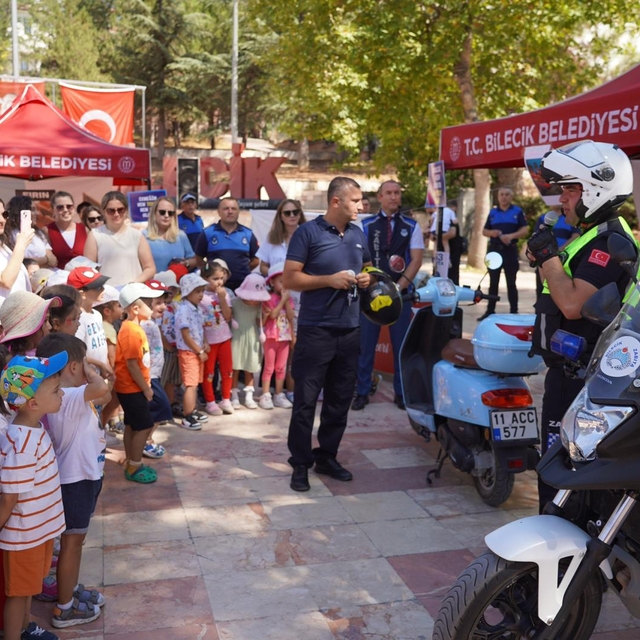 Bilecik'te zabıta ekipleri, çocuklara uygulamalı görevlerini anlattı
