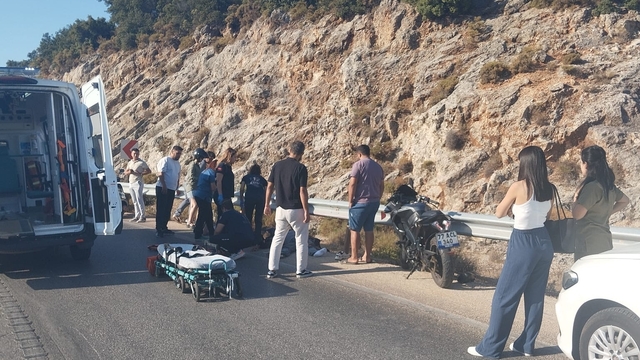 Kaş'ta bariyere çarpan motosikletteki 2 kişi yaralandı