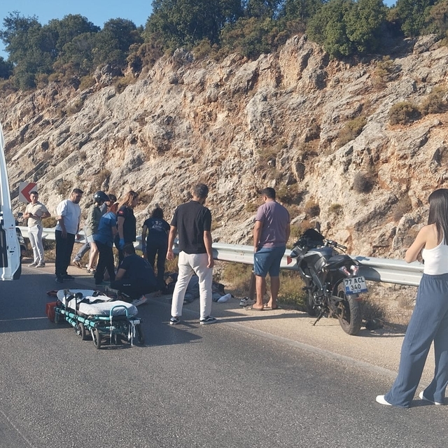 Kaş'ta bariyere çarpan motosikletteki 2 kişi yaralandı