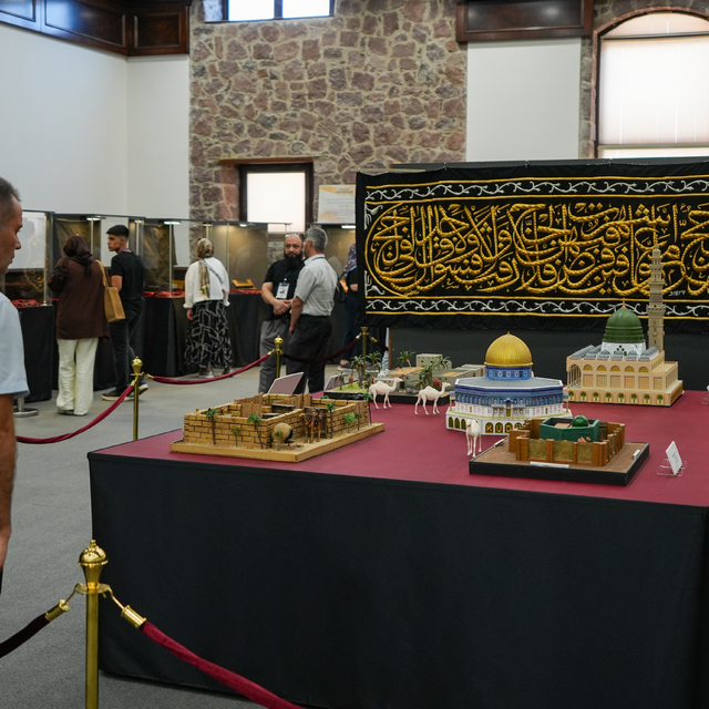 İzmir'de "Mukaddes Emanetler" sergisi açıldı