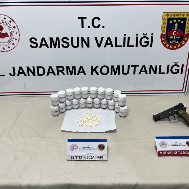 Samsun'da 1317 sentetik ecza hapı ele geçirildi