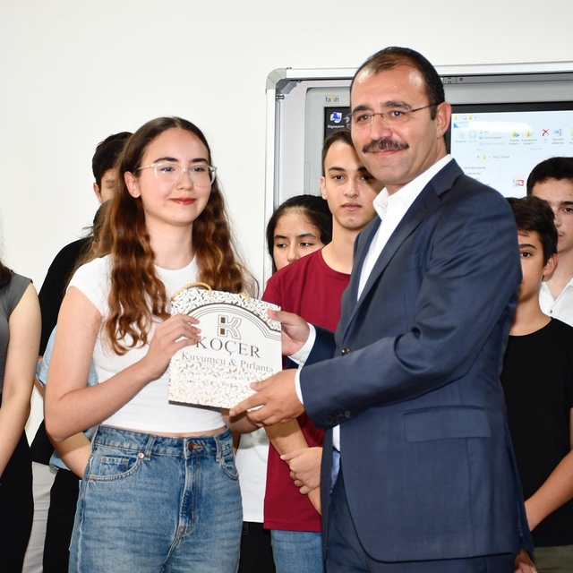 Kadirli'de YKS ve LGS'de dereceye giren öğrenciler ödüllendirildi