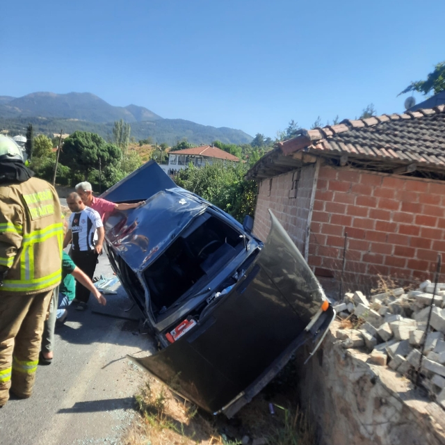 Sındırgı'da otomobilin devrildiği kazada 1 kişi yaralandı
