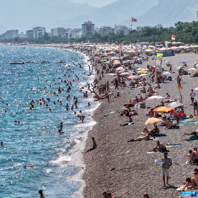 Tatilin son günlerinde Antalya sahilleri doldu