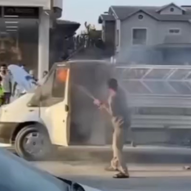 Çalkaladığı gazlı içecekle yangını söndürmeye çalıştı