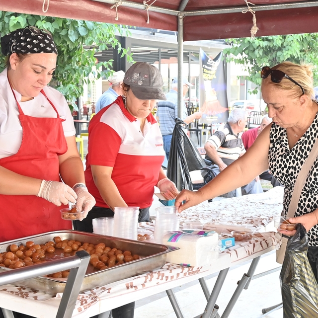 Kumluca'da Mevlid Kandili dolayısıyla lokma dağıtıldı